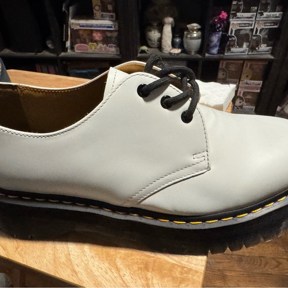 NWOT Dr. Martins Cream Leather Shoes main image 7